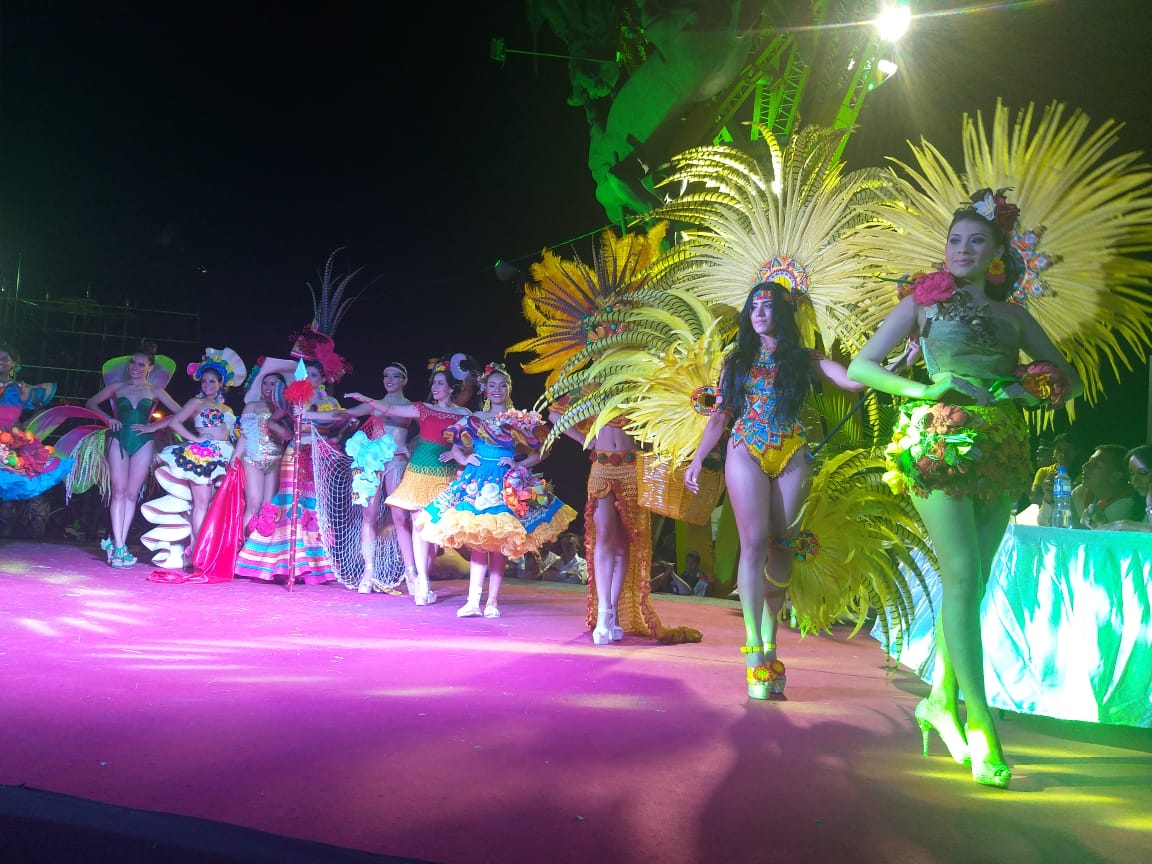 Las candidatas desfilaron con hermosos trajes artesanales.